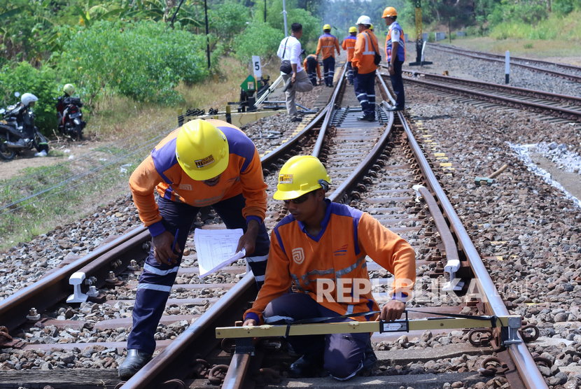 Petugas melakukan perawatan jalur perlintasan Kereta Api di Karang Asem Banyuwangi (ilustrasi). PT KAI Daop 9 Jember memasang alat pendeteksi dini tanah bergerak.