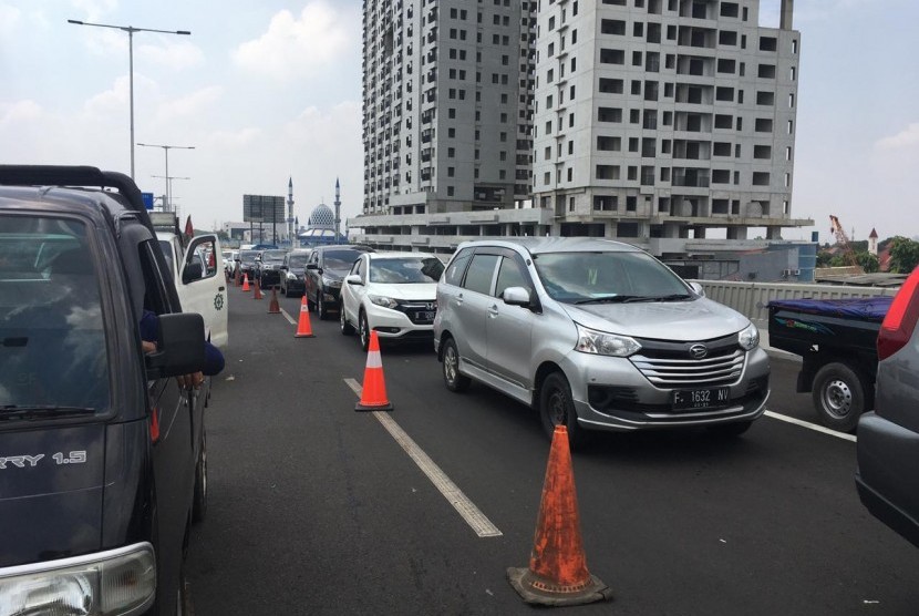 Petugas jasa marga memantau perbaikikan jalan tol layang Jakarta-Cikampek, Jakarta Rabu (18/12)