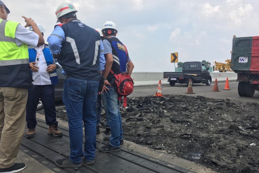 Petugas jasa marga memantau perbaikan jalan tol layang Jakarta-Cikampek, Jakarta Rabu (18/12)