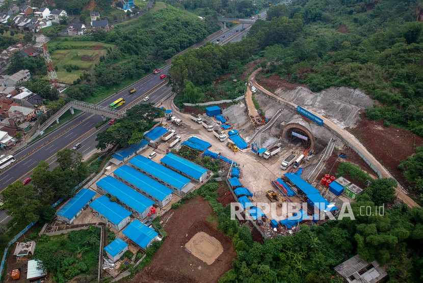 Foto udara terowongan proyek kereta api cepat Jakarta-Bandung di Cibeber, Cimahi, Jawa Barat. Proyek kereta cepat termasuk dalam proyek strategis nasional yang digagas pemerintah.