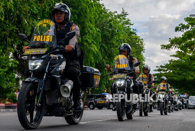 Sejumlah personel patroli polisi roda dua mengikuti apel gelar pasukan dalam rangka Operasi Lilin Tinombala 2019 di Mapolda Sulawesi Tengah, di Palu, Rabu (18/12/2019).