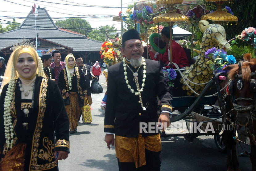 Sejumlah pasangan pengantin mengenakan pakaian adat mengikuti nikah massal 