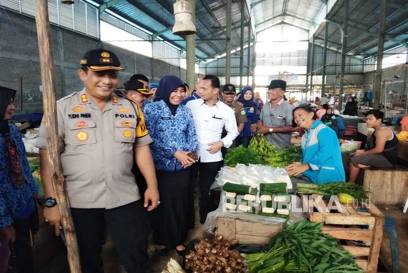 Jelang Nataru, Disdagperin dan Polres Muba Turun ke Pasar