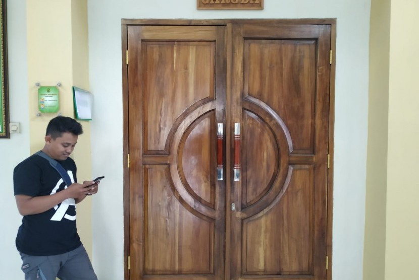Terdakwa kasus Vina Garut usai menjalani persidangan di Pengadilan Negeri Garut, Kamis (19/12). 