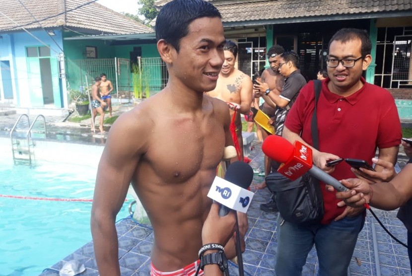 Atlet renang paralimpik Indonesia, Jendi Pangabean, saat pelatnas jelang ASEAN Para Games 2020 di kolam renang Kopassus, Sukoharjo, Kamis (19/12).