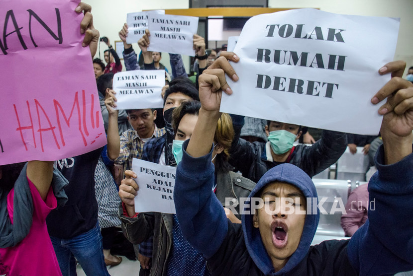 Solidaritas warga Tamansari Bandung mengungkapkan kekecewaan usai pembacaan Putusan terkait sengketa izin lingkungan Proyek Rumah Deret di Pengadilan Tata Usaha Negeri (PTUN) Bandung, Jawa Barat, Kamis (19/12/2019).