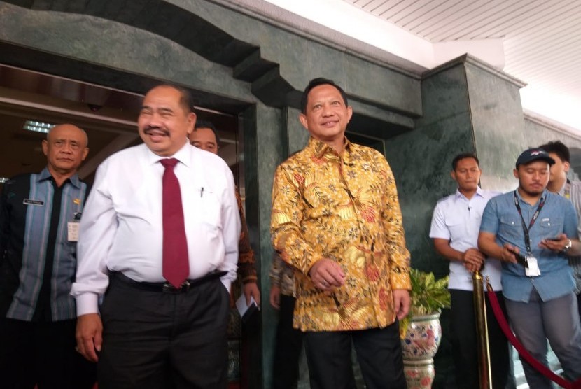 Menteri Dalam Negeri (Mendagri) Tito Karnavian (kanan) dan Kepala Pusat Pelaporan Analisis dan Transaksi Keuangan (PPATK) Kiagus Ahmad Badaruddin (kiri) melakukan pertemuan di kantor Kemendagri, Jakarta Pusat, Jumat (20/12)