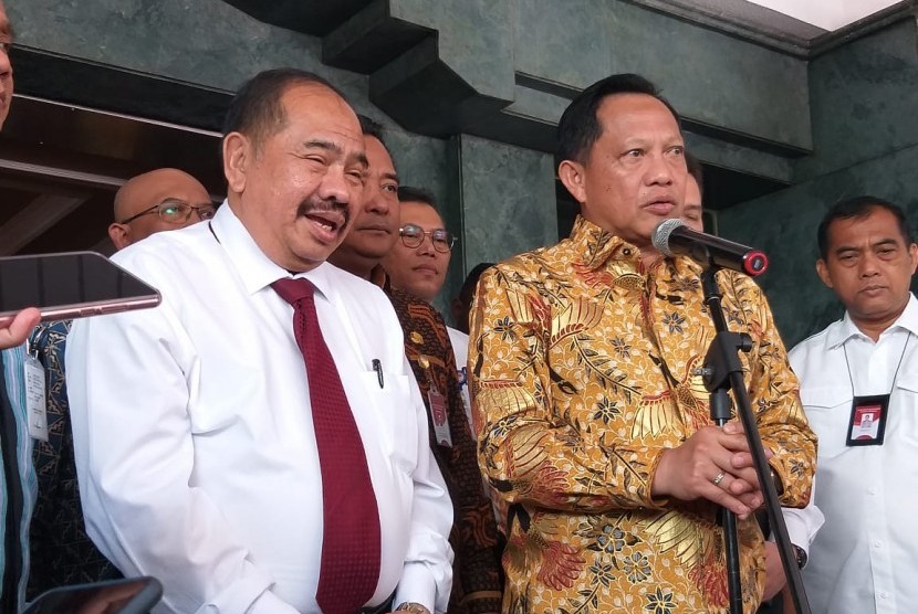 Menteri Dalam Negeri (Mendagri) Tito Karnavian (kanan) dan Kepala Pusat Pelaporan Analisis dan Transaksi Keuangan (PPATK) Kiagus Ahmad Badaruddin (kiri) melakukan pertemuan di kantor Kemendagri, Jakarta Pusat, Jumat (20/12)