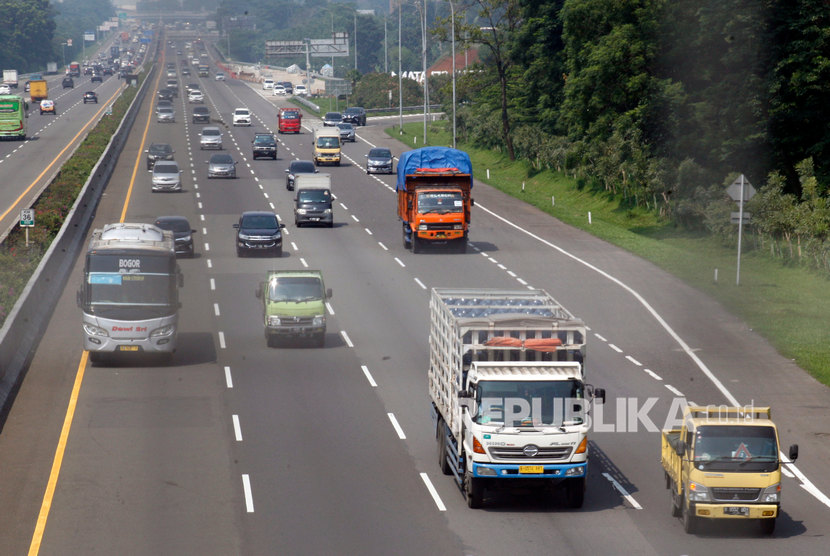 Sejumlah kendaraan truk angkutan barang melaju di ruas tol Jakarta Cikampek (ilustrsi).