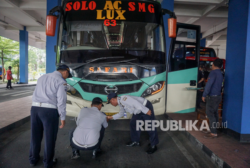 Petugas memeriksa kelaikan bus di Terminal Tirtonadi, Kota Solo.