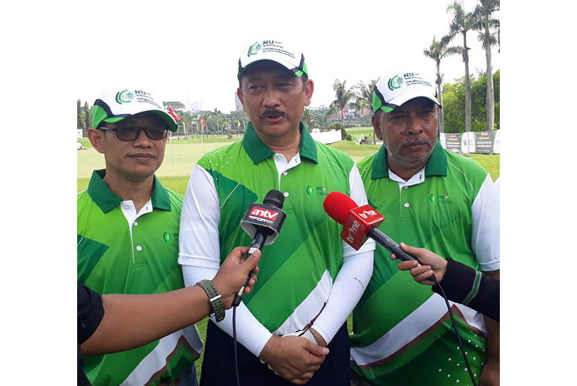 Ketua Umum Perkumpulan Pengusaha dan Profesional Nahdliyin (P2N), Irnanda Laksanawan (tengah) dalam kegiatan Turnamen Golf di Pondok Indah Golf Club, Jakarta Selatan, Ahad (22/12). 