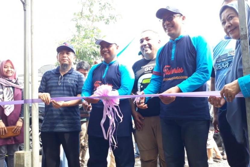 Wakil Gubernur Jabar Uu Ruzhanul Ulum didampingi Wali Kota Sukabumi Achmad Fahmi meresmikan pasar ikan hias di STA Bungbulang, Kota Sukabumi, Ahad (22/12).