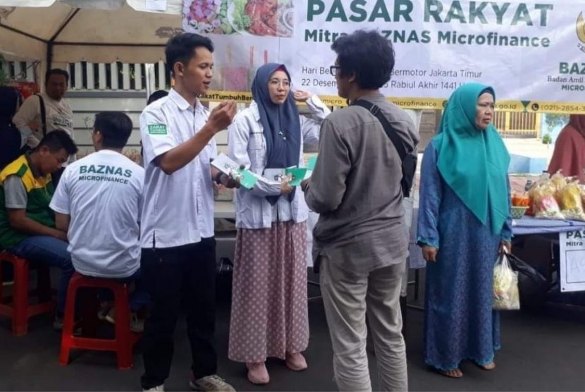 Badan Amil Zakat Nasional (Baznas) menggelar Pasar Rakyat bagi para penerima manfaat Program Baznas Microfinance (BMFi) wilayah DKI Jakarta di Pulogadung, Jakarta Timur, Ahad (22/12).