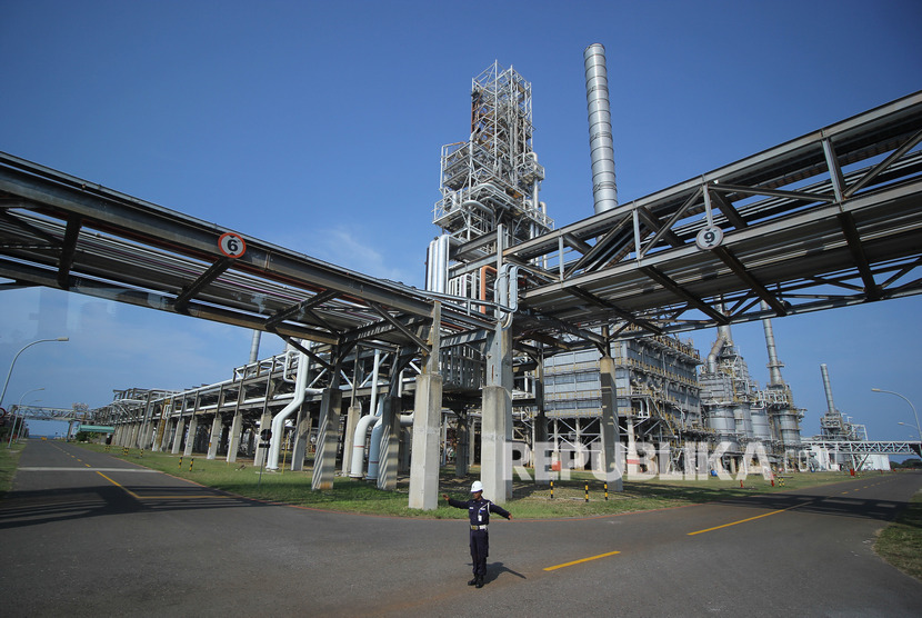 Presiden meminta Pertamina merampungkan proyek Kilang TPPI Tuban paling lambat 2023. Foto pekerja beraktivitas di kawasan kilang PT Trans Pacific Petrochemical Indotama (TPPI) di Tuban, Jawa Timur.
