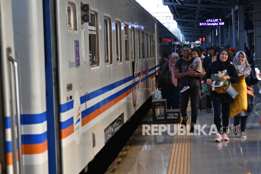 Calon penumpang bersiap memasuki KA Jayabaya jurusan Malang di Stasiun Pasar Senen, Jakarta, Sabtu (21/12/2019). 