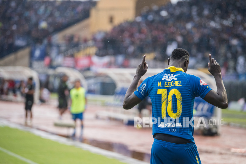 Pesepak bola Persib Bandung Ezechiel Ndouasel merayakan kemenangan saat pertandingan Sepak Bola Liga 1 2019 di Stadion Si Jalak Harupat, Kabupaten Bandung, Jawa Barat, Ahad (22/12/2019). 