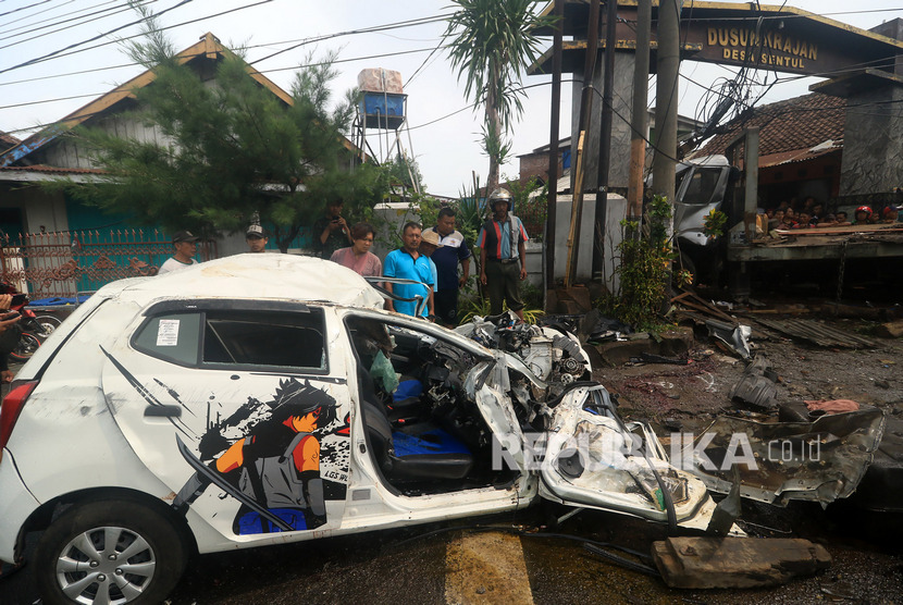 Jawa Timur Tertinggi Pelanggaran Lalu Lintas. Warga mengamati lokasi terjadinya kecelakaan beruntun di jalan Raya Surabaya-Malang, Purwodadi, Pasuruan, Jawa Timur.