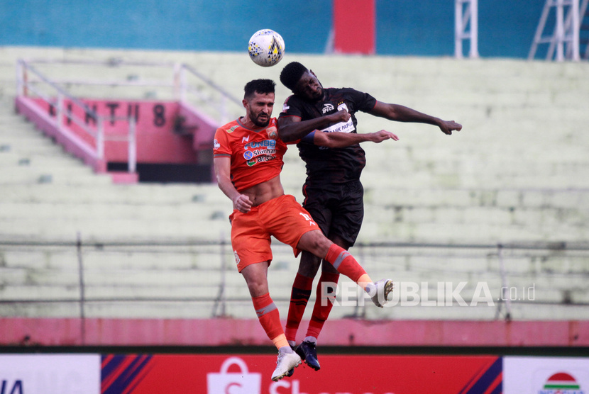 Pesepak bola Persipura Samassa Mahamadou (kanan) berebut bola dengan pesepak bola Borneo FC Javlon Guseynov (kiri). (ilustrasi)