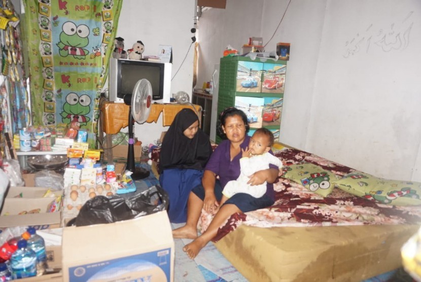 Kondisi hunian sementara (huntara) Kaliri (56 tahun) Salah seorang korban bencana tsunami Selat Sunda yang mengungsi di Labuan, Pandeglang, Banten, Ahad (22/12). Kaliri tinggal bersama sembilan orang anaknya di ruangan yang hanya seluas 3x6 meter. 
