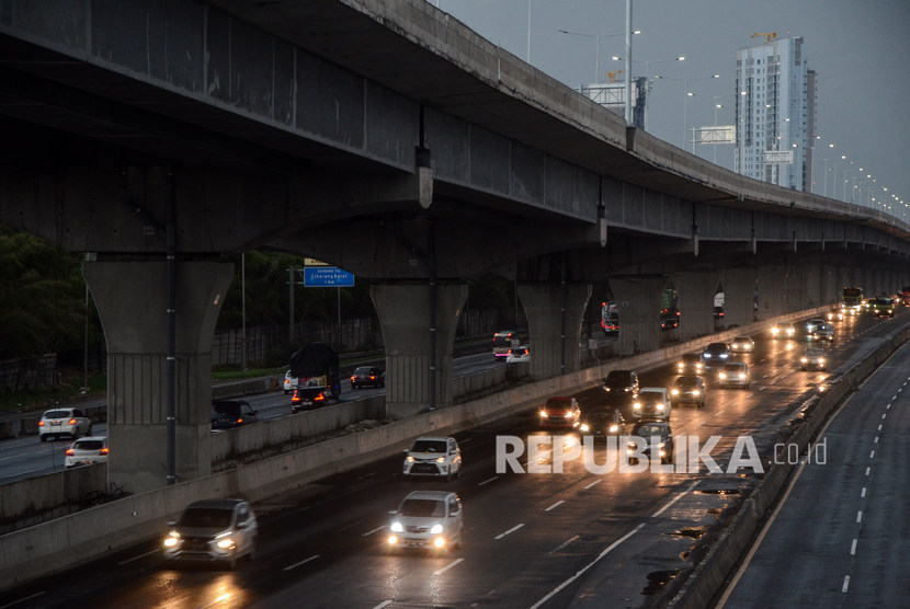 Sejumlah kendaraan melintasi Tol Jakarta-Cikampek di Cikarang