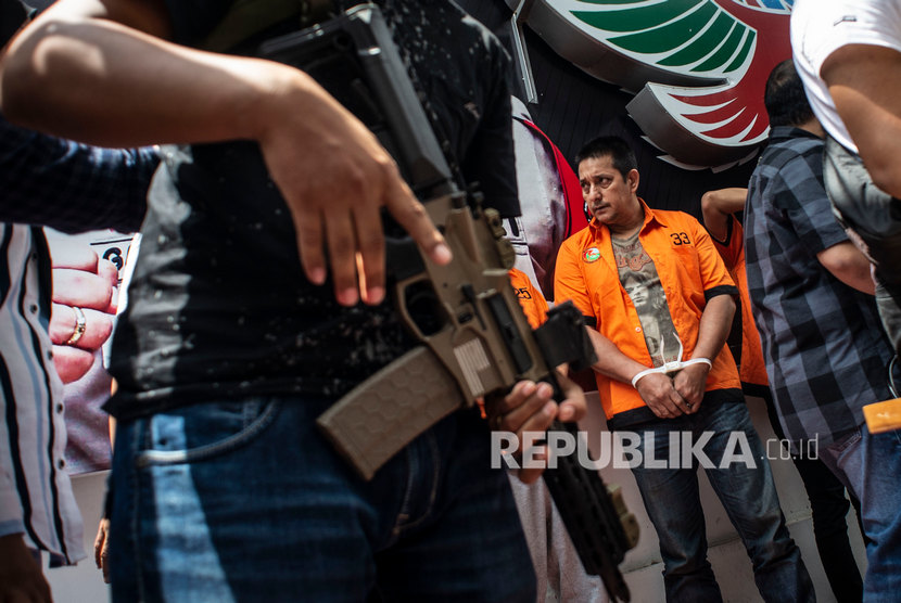 Tersangka aktor Ibrahim Salahuddin alias Ibra Azhari (kanan) dihadirkan dalam rilis penyalahgunaan narkotika di Dit Resnaroba Polda Metro Jaya, Jakarta, Senin (23/12/2019).