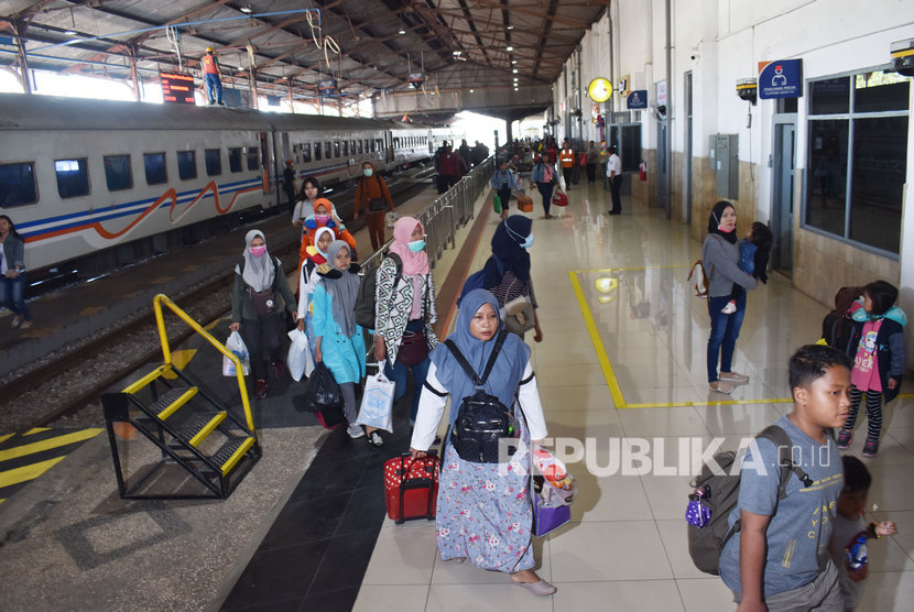 Sejumlah penumpang turun dari Kereta Api (KA) di Stasiun KA Madiun, Jawa Timur. PT Kereta Api Indonesia mengangkut sebanyak 5,96 juta penumpang selama periode Natal dan Tahun Baru 2020.