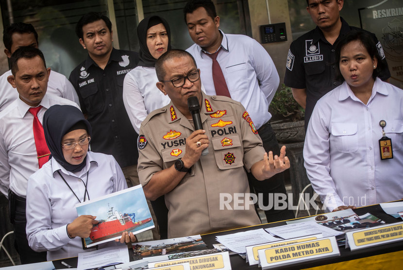 Kabid Humas Polda Metro Jaya Kombes Pol Yusri Yunus (tengah) menyebut Polda Metro membagikan 1.000 paket beras dan vitamin kepada masyarakat kurang mampu di Pos Polisi Waduk Pluit Timur, Jakarta Utara