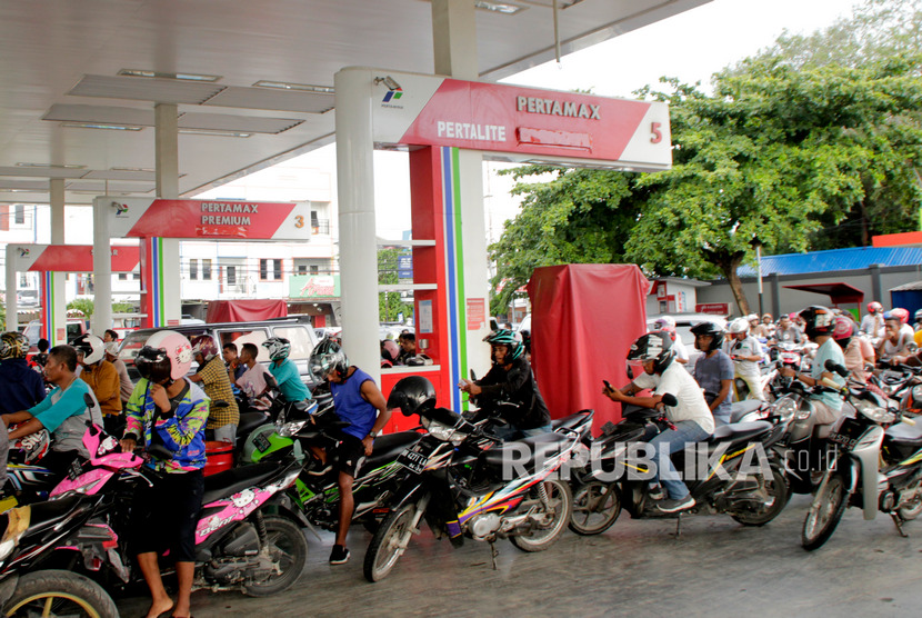 Sejumlah pengendara kendaraan bermotor antre untuk mengisi Bahan Bakar Minyak (BBM) di salah satu SPBU di Kota Kupang, NTT, Senin (23/12)