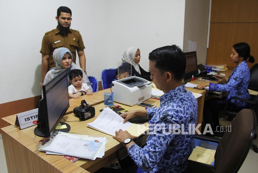 Petugas melayani permohonan paspor di Kantor Imigrasi kelas II Dumai di Dumai, Riau, Senin (23/12/2019).(Antara/Aswaddy Hamid)