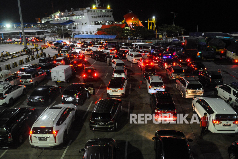 Sejumlah kendaraan antre memasuki kapal ferry di Pelabuhan Merak, Banten, Selasa (24/12/2019) dini hari. 