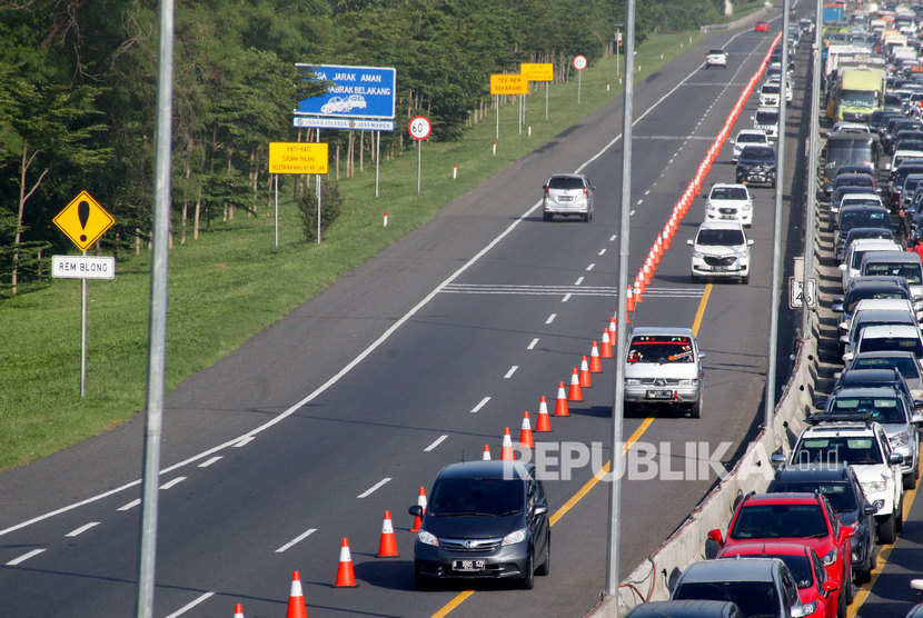 Sejumlah pengendara melintas di jalur Tol Jagorawi. 