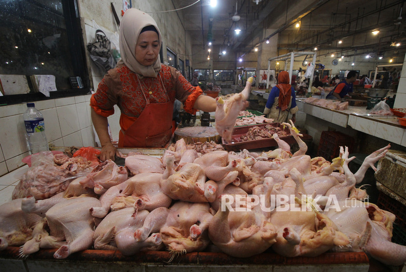 Pedagang memotong daging ayam di Pasar Tambahrejo, Surabaya, Jawa Timur