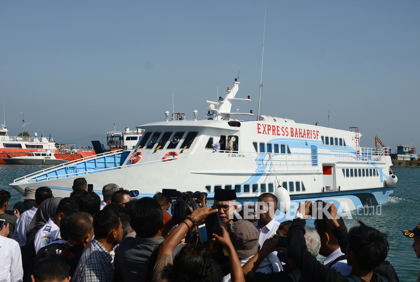 Kapal Motor Express Bahari bersiap berlayar menuju Pulau Sabang. Dishub imbau masyarakat tak bawa mobil ke Sabang karena sulitkan penyeberangan saat tahun baru. Ilustrasi.