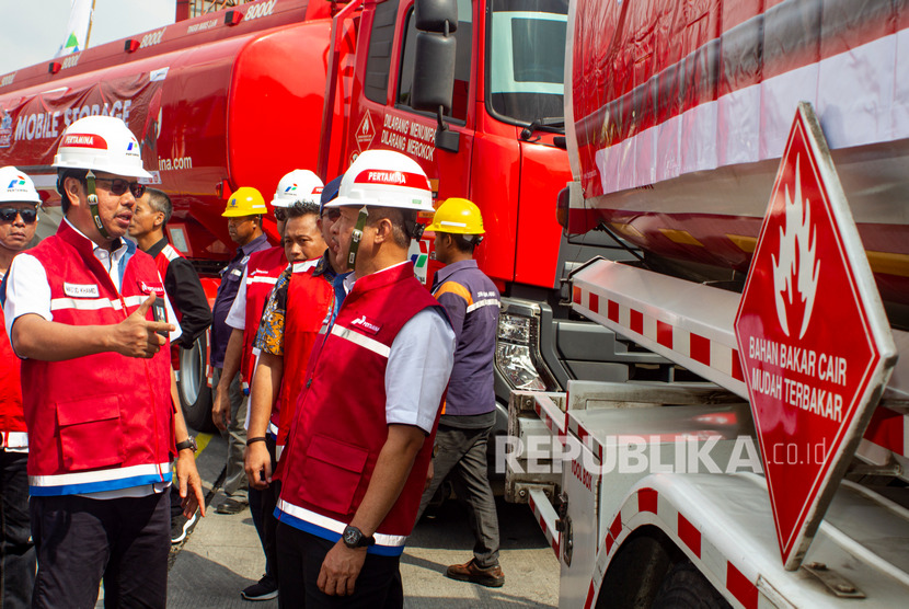 Komisaris Pertamina Condro Kirono (kanan) berbincang dengan Direktur Pemasaran Retail. (Ilustrasi) 