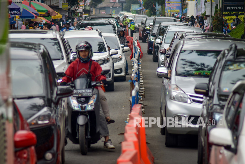 Petugas memberlakukan sistem satu arah untuk mengurai kemacetan (ilustrasi).