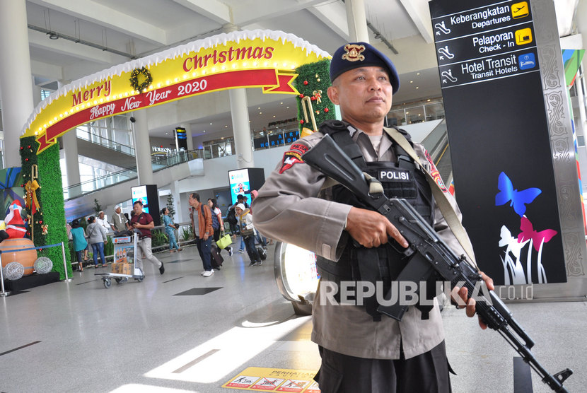 Personel Brimob Polda Sumut melakukan patroli pengamanan di Bandara Internasional Kualanamu, Kabupaten Deliserdang, Sumatera Utara, Selasa (24/12/2019).