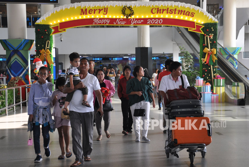 Penumpang penerbangan domestik tiba di Bandara Internasional Kualanamu, Kabupaten Deliserdang, Sumatera Utara, Selasa (24/12/2019).