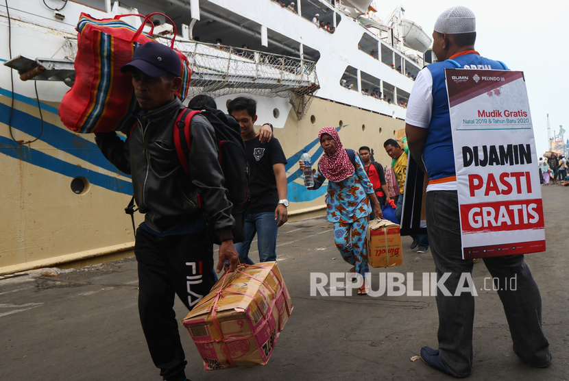 Petugas menawarkan mudik gratis menggunakan bus kepada penumpang yang turun dari KM Umsini di Dermaga Jamrud Utara, Pelabuhan Tanjung Perak, Surabaya, Jawa Timur, Selasa (24/12). (ilustrasi)