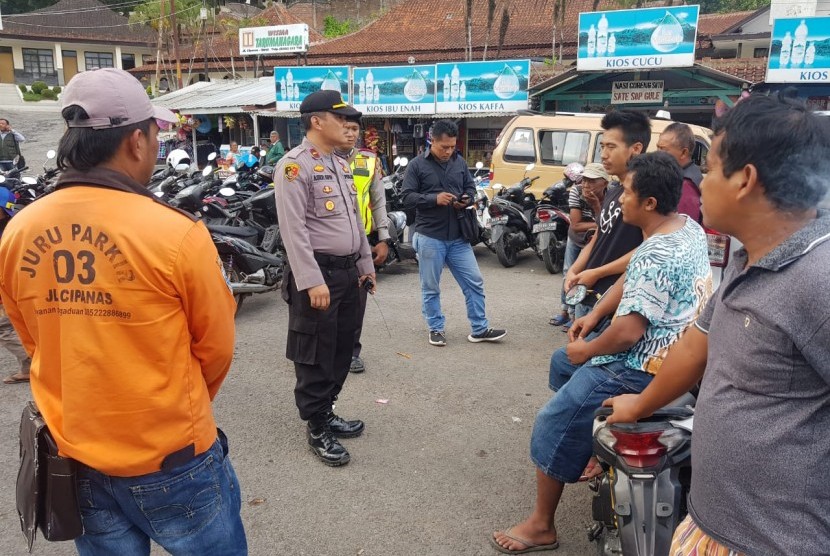 Lima orang juru parkir liar di kawasan wisata Cipanas, Kabupaten Garut, ditangkap polisi, Selasa (24/12). Mereka diduga melakukan pungutan liar kepada wisatawan yang memarkirkan kendaraannya di kawasan itu