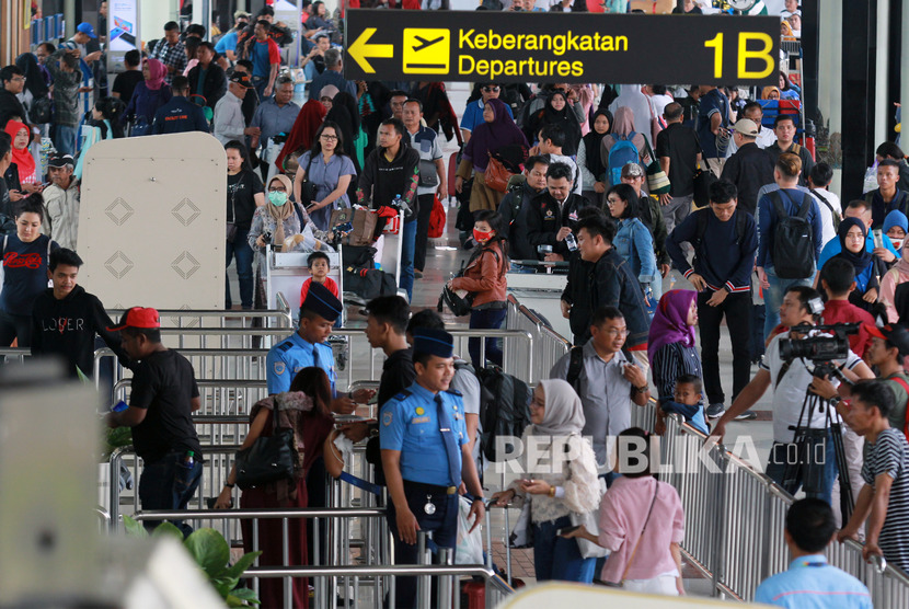 Ribuan calon penumpang antre masuk ke dalam Terminal 1 B Bandara Soekarno Hatta.