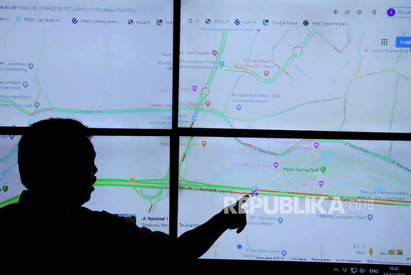 Petugas Komunikasi dan Informasi Tol mengamati arus mudik kendaraan melalui layar kamera Closed Circuit Television (CCTV) pemantau lalu lintas di Km 48 exit Tol layang Jakarta-Cikampek II, di Kantor Cabang Tol Jakarta-Cikampek, Bekasi, Jawa Barat, Selasa (24/12/2019). 