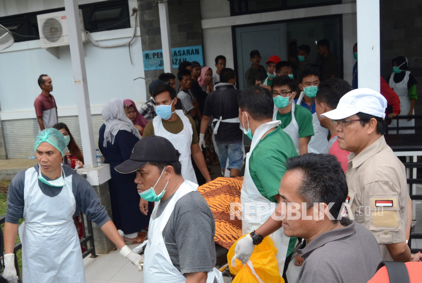 Manifes Penumpang Bus Sriwijaya tak Pasti. Petugas membawa jenazah korban kecelakaan bus Sriwijaya untuk diserahkan kepada pihak keluarga di RSUD Besemah, Pagaralam, Sumatera Selatan, Selasa (24/12/2019).