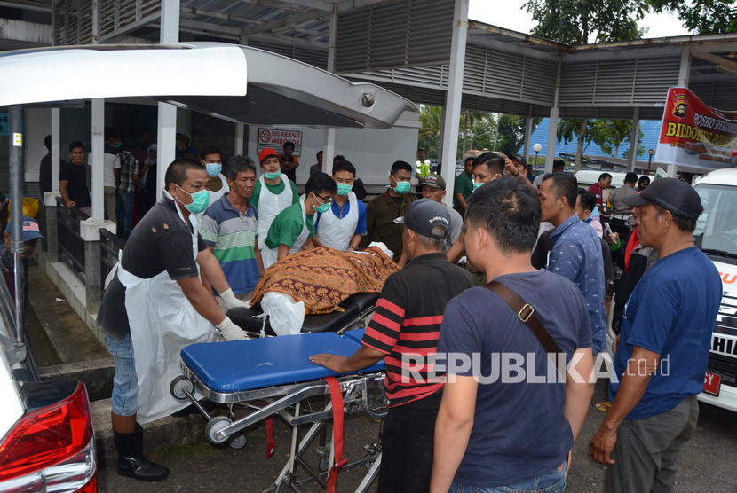 Petugas membawa jenazah korban kecelakaan bus Sriwijaya untuk diserahkan kepada pihak keluarga di RSUD Besemah, Pagaralam, Sumatera Selatan, Selasa (24/12/2019).