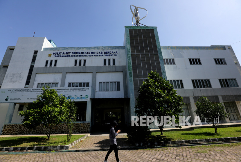 BMKG Aceh Amati Gerhana Matahari di Gedung Tsunami. Warga melintas didepan gedung pusat riset tsunami dan mitigasi bencana Aceh di Ulee Lheu, Banda Aceh, Aceh (ilustrasi).