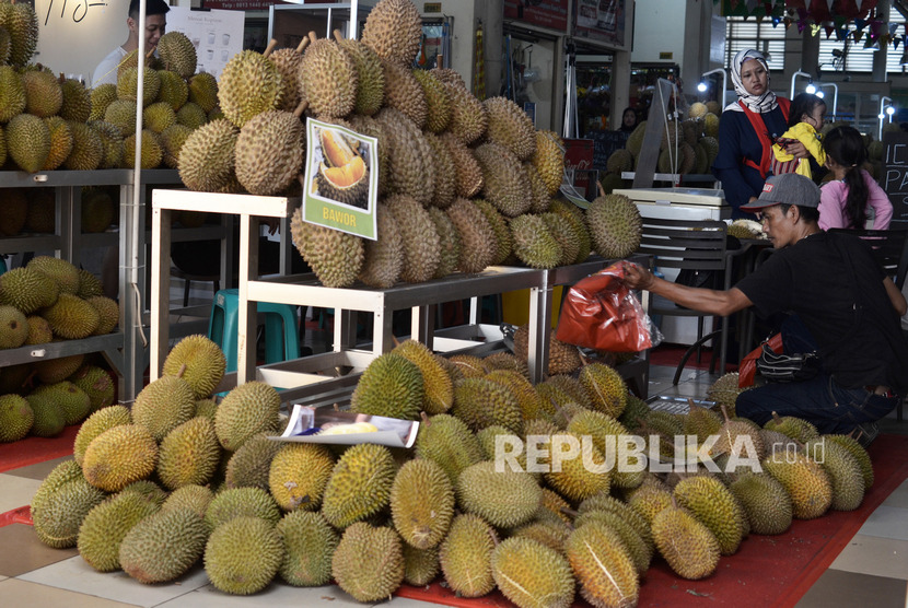 Buah durian. Festival buah di Palembang mengajak pengunjung makan durian sepuasnya dalam 30 menit dengan membayar Rp 50 ribu.