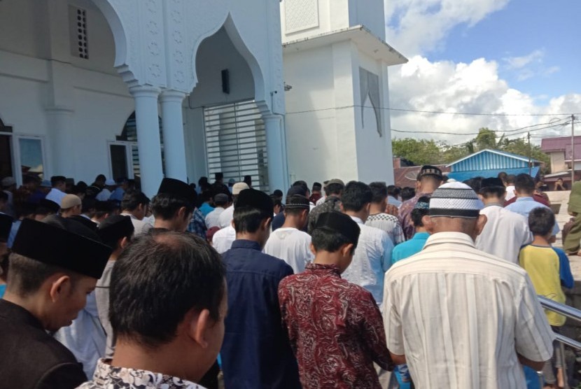 Masyarakat Kabupaten Simeulue, Aceh, melakukan shalat Gerhana Matahari di halaman masjid Baiturrahmah, Simeulue, Aceh. Selain shalat jamaah juga bisa melihat fenomena alam. 