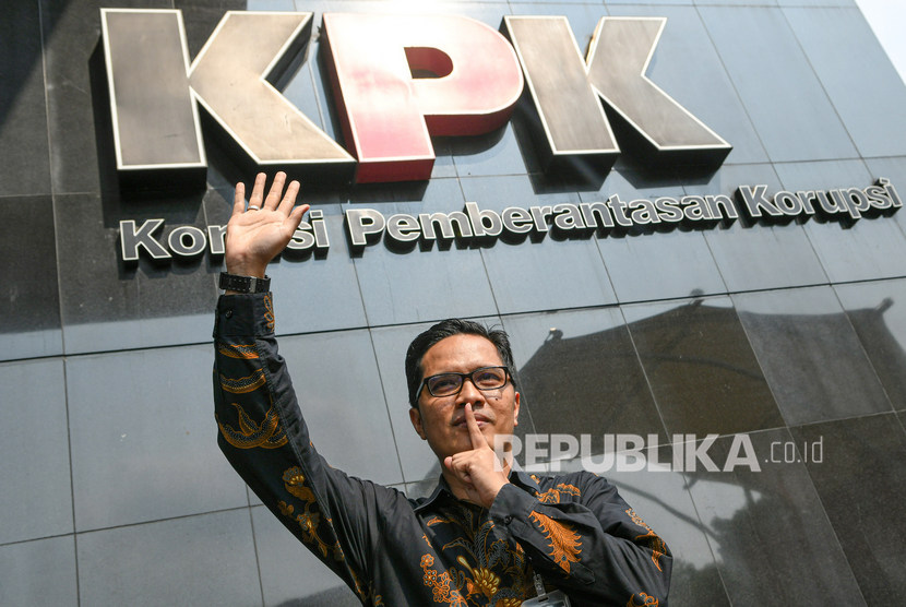 Juru Bicara Komisi Pemberantasan Korupsi (KPK) Febri Diansyah berpose usai memberikan keterangan pers di gedung KPK, Jakarta, Kamis (26/12/2019). 