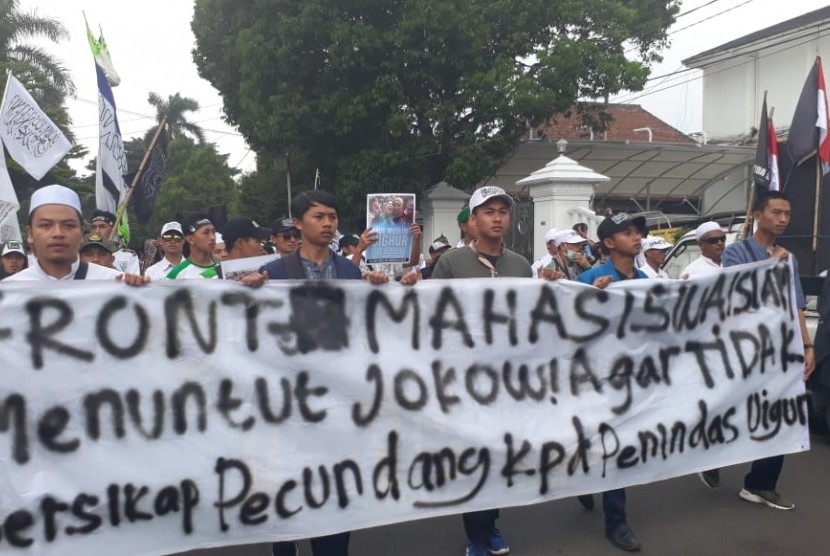 Ribuan warga di Kota/Kabupaten Sukabumi menggelar aksi solidaritas membela muslim Uighur yang dilaporkan mendapatkan penindasan di Tiongkok atau Cina di Balai Kota Sukabumi, Kamis (26/12).