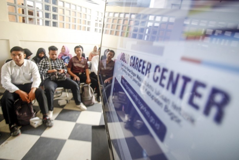 Sejumlah pencari kerja mengantre di Bogor Career Center, Cibinong, Bogor, Jawa Barat, Kamis (26/12).Saat ini, sebanyak 17 juta orang tengah mencari pekerjaan akibat meningkatnya jumlah pengangguran. 