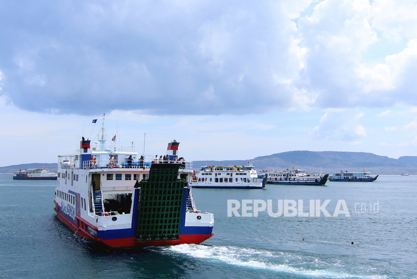Aktivitas kapal penyeberangan terlihat dari Pelabuhan Ketapang, Banyuwangi, Jawa Timur, Kamis (26/12/2019).